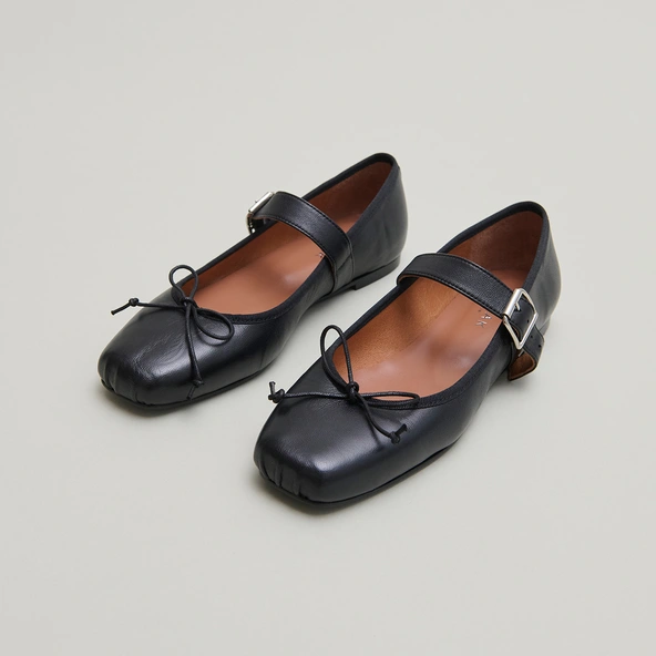 Ballet flats with adjustable buckles in black leather | DOMINANTE