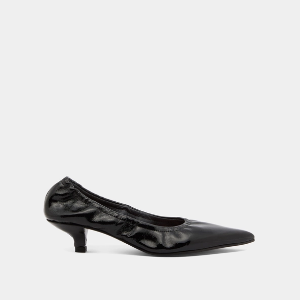 Pointed-toe pumps in black pleated varnish | DOUA