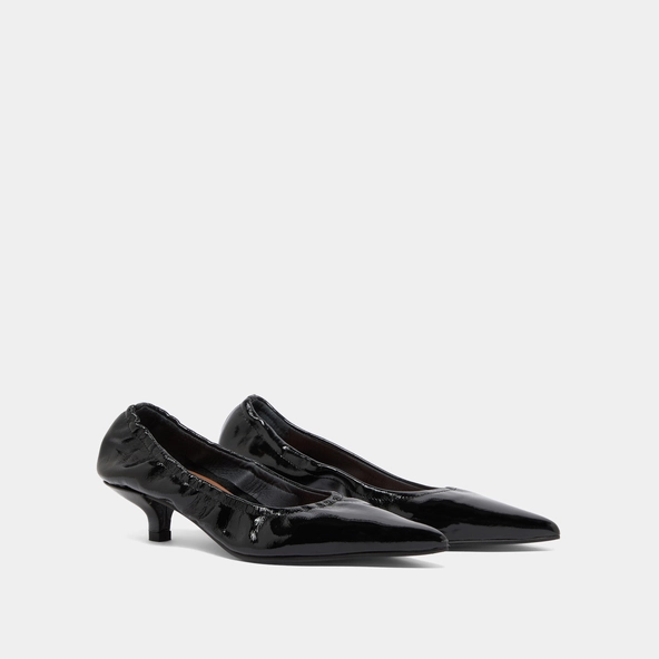 Pointed-toe pumps in black pleated varnish | DOUA