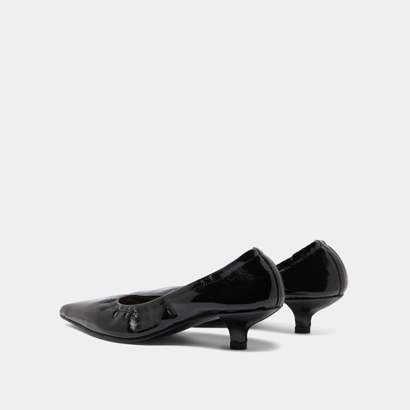 Pointed-toe pumps in black pleated varnish | DOUA
