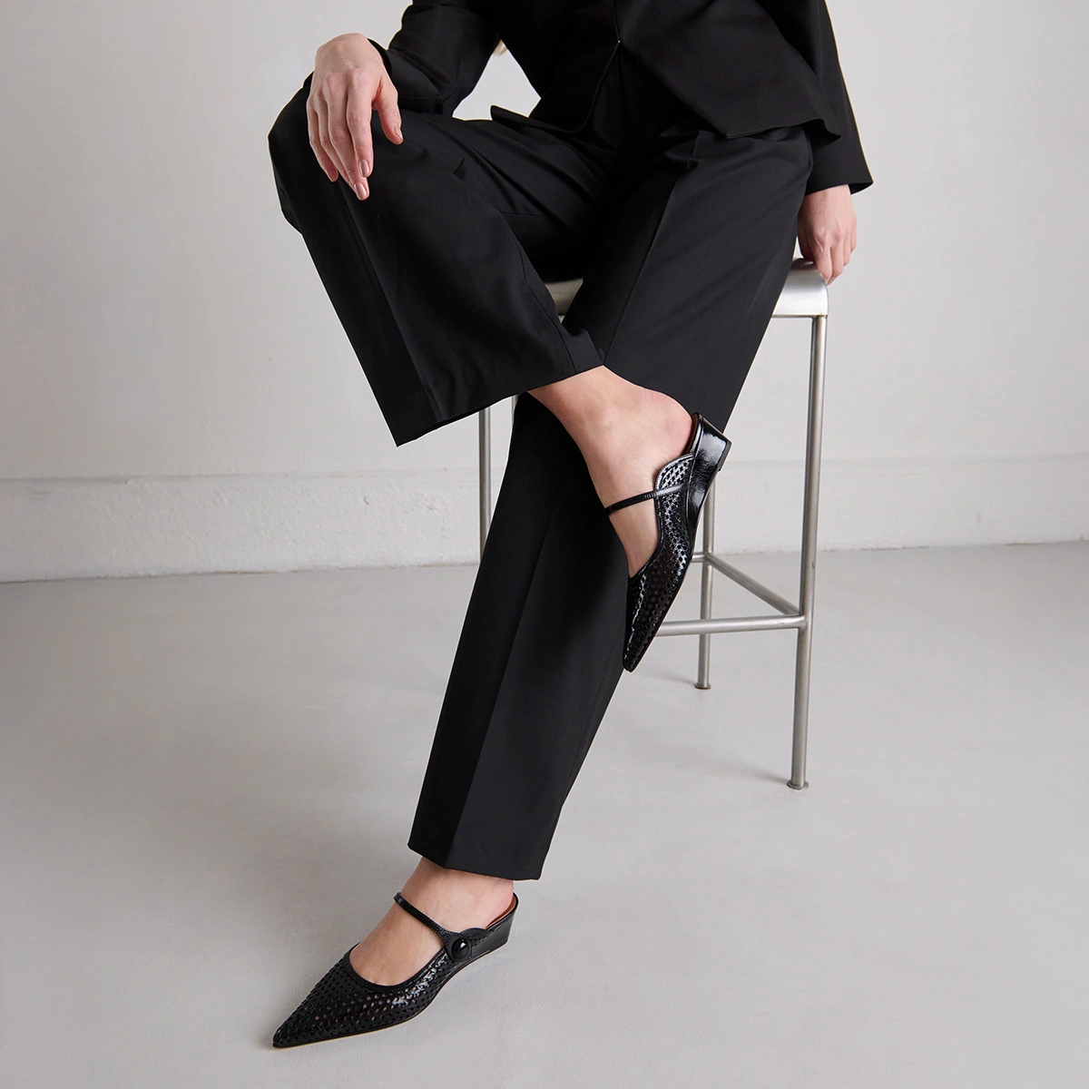 Pointed-toe wedge mules in black shiny leather | DECADE