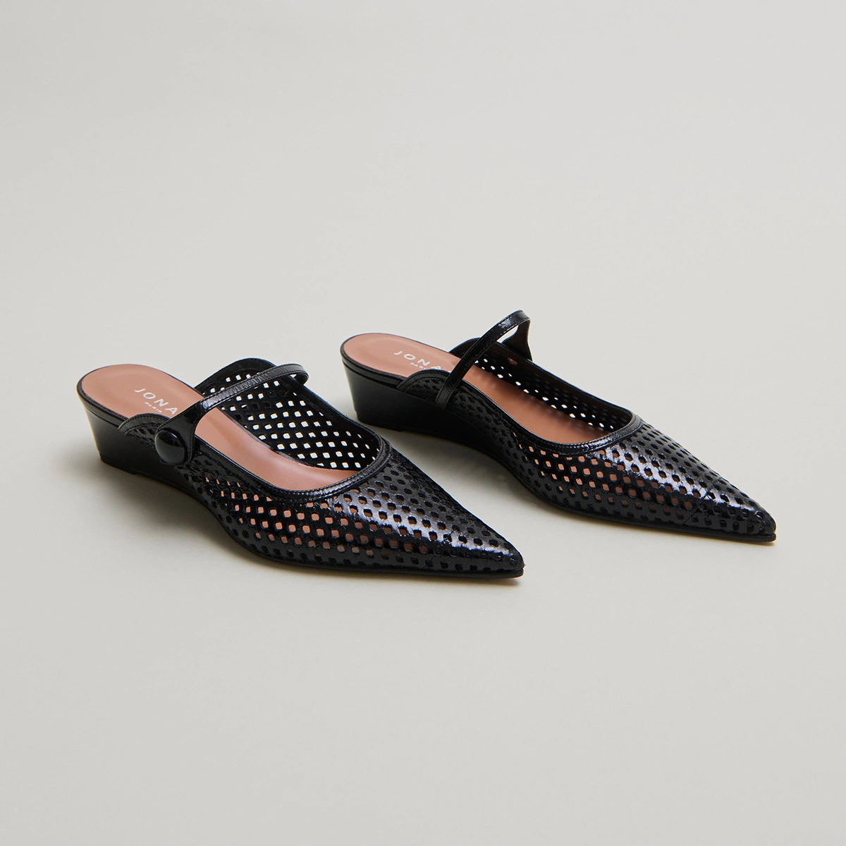 Pointed-toe wedge mules in black shiny leather | DECADE
