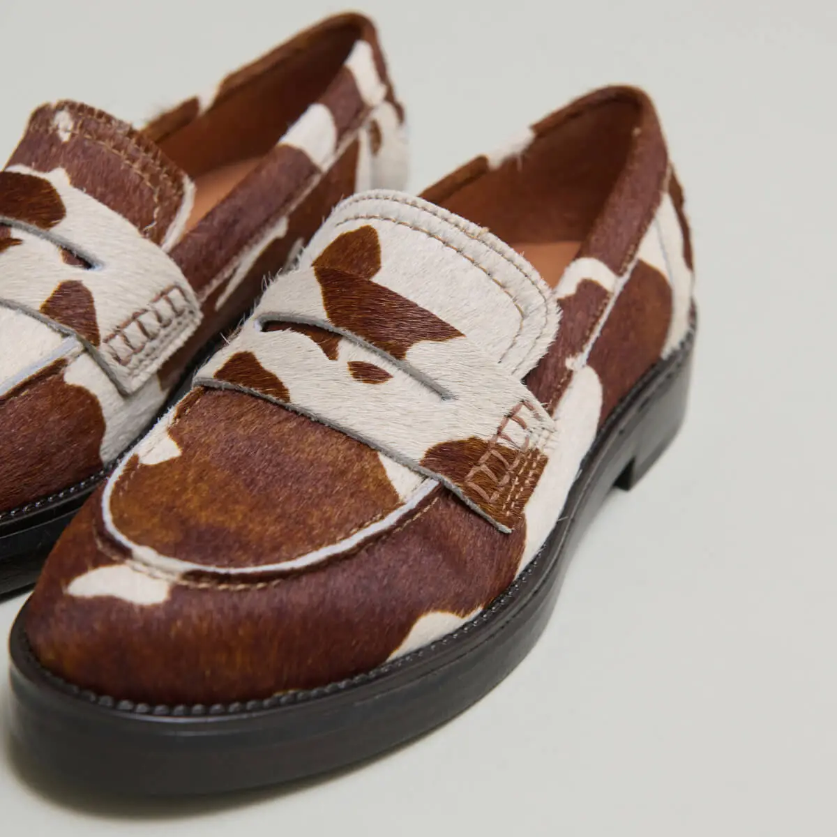 Round-toe loafers in brown cowhide | MIRNA