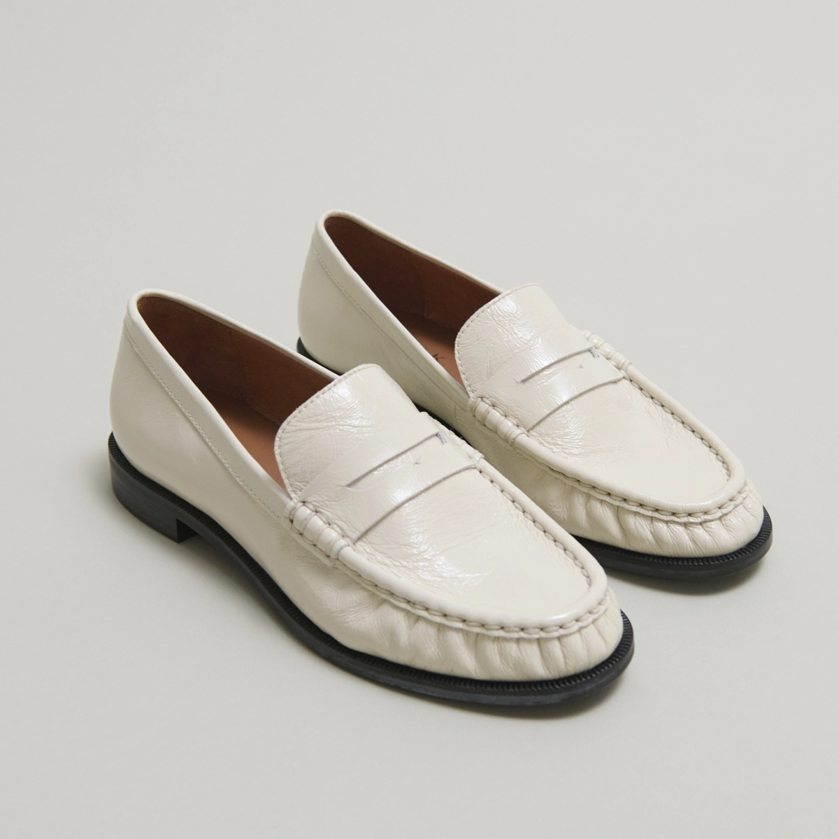 Round-toed and gathered loafers in unbleached shiny leather | DELICE