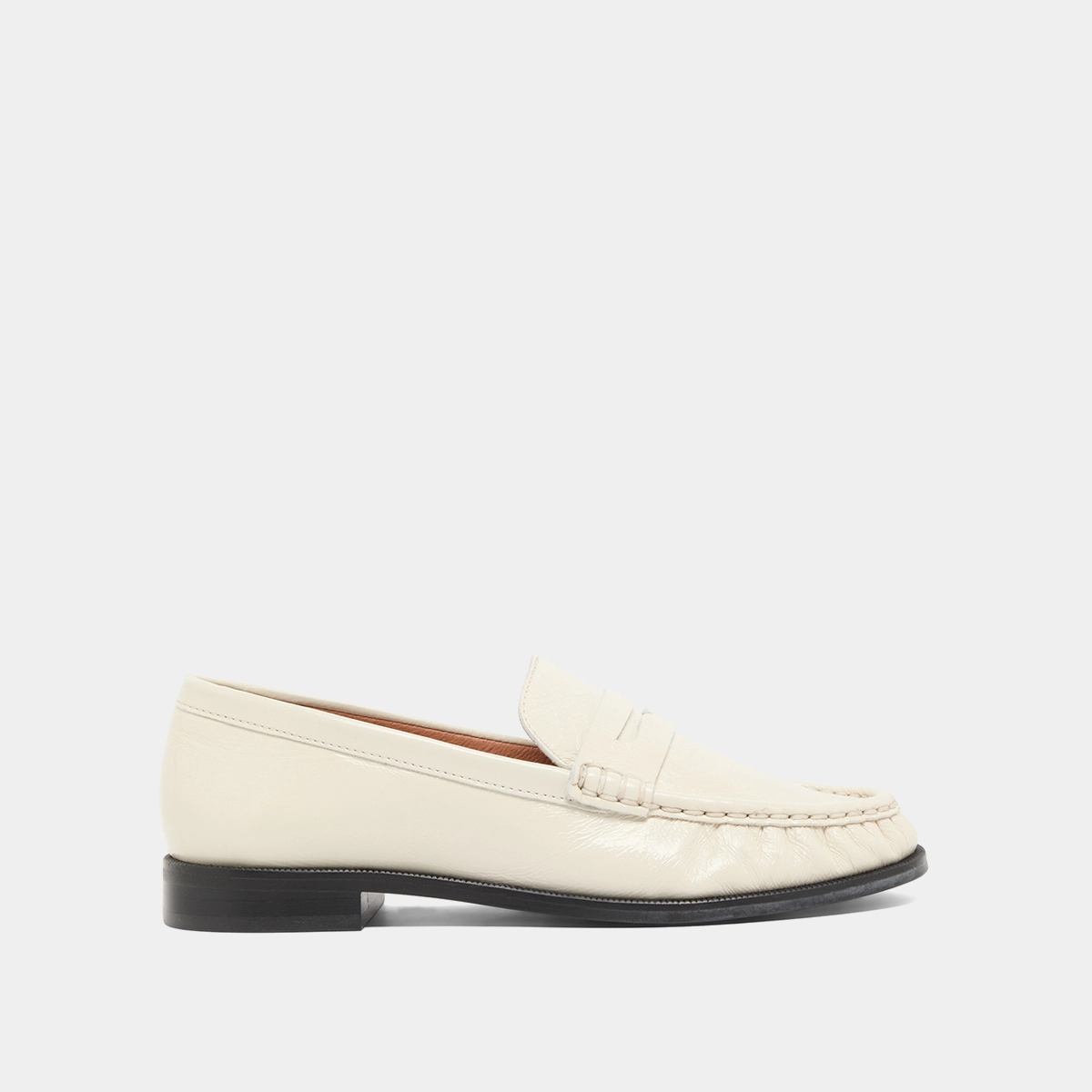 Round-toed and gathered loafers in unbleached shiny leather | DELICE