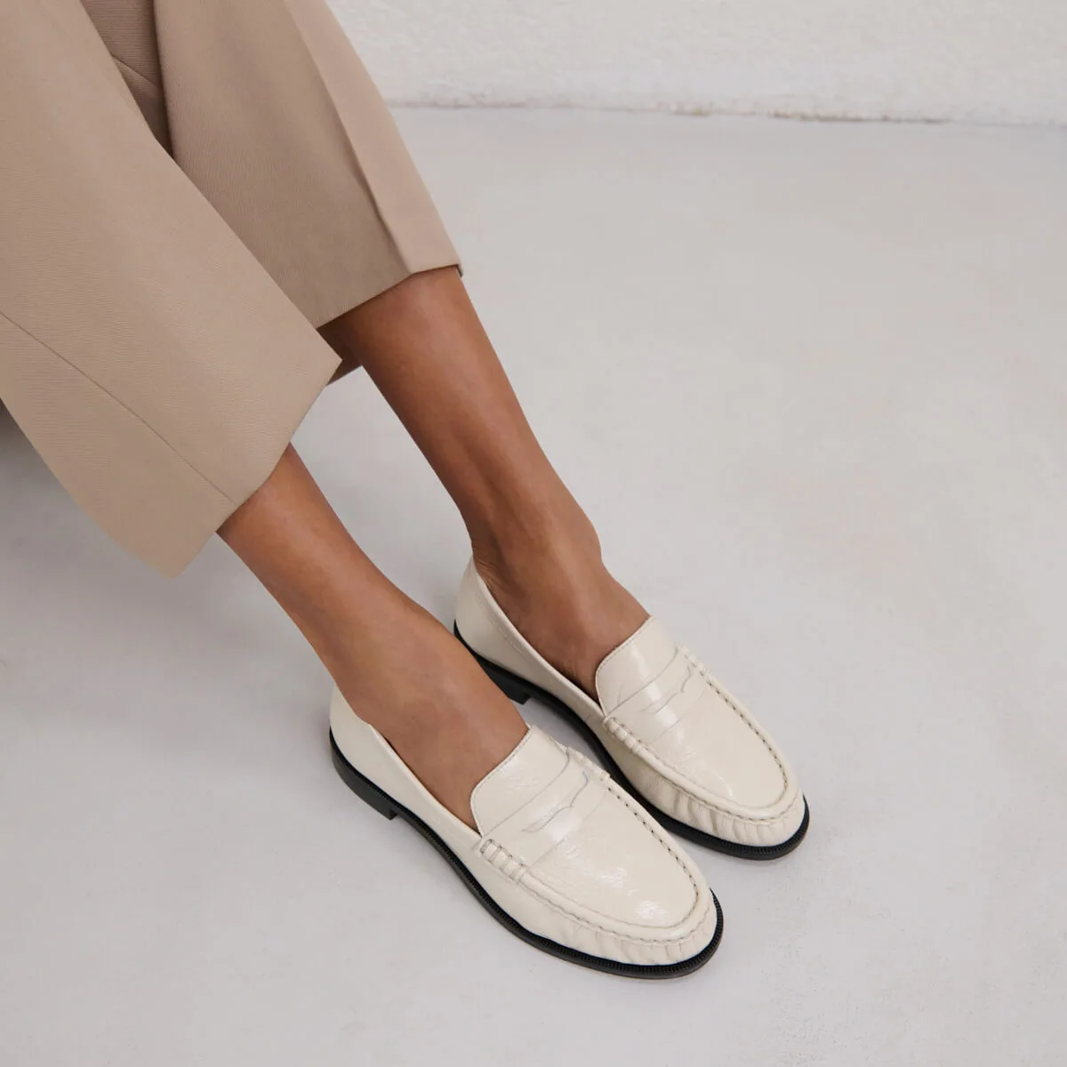 Round-toed and gathered loafers in unbleached shiny leather | DELICE
