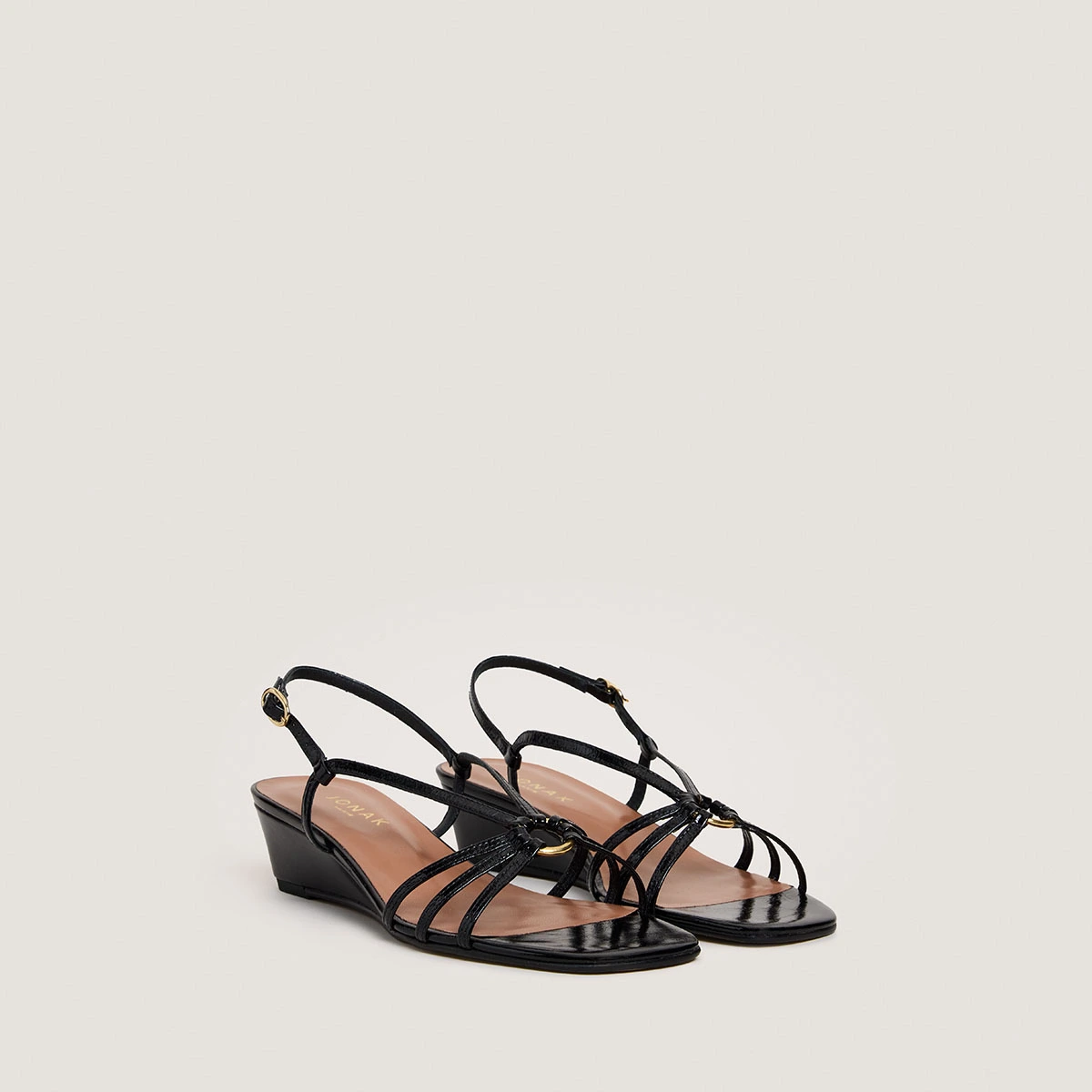 Wedge sandals in black shiny leather | DESINVOLTE
