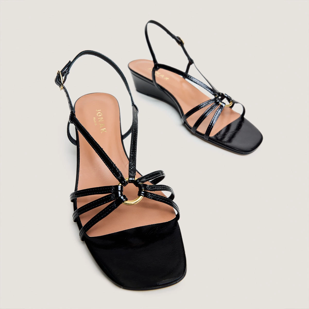 Wedge sandals in black shiny leather | DESINVOLTE