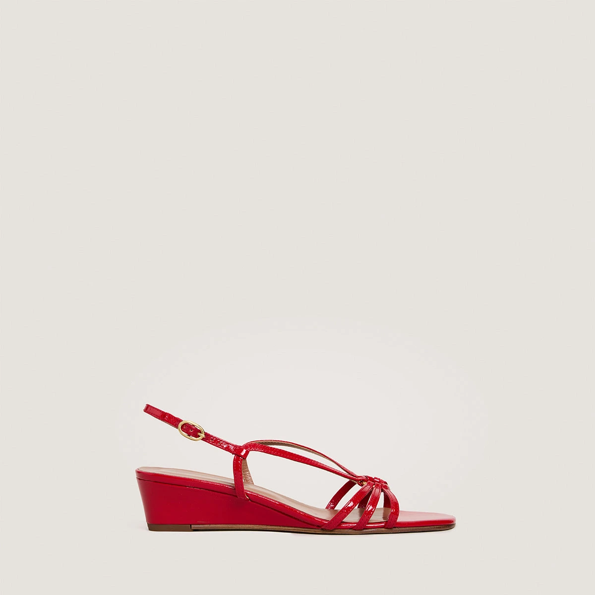 Wedge sandals in red pleated varnish | DESINVOLTE