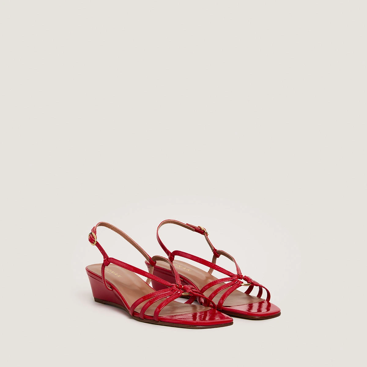 Wedge sandals in red pleated varnish | DESINVOLTE
