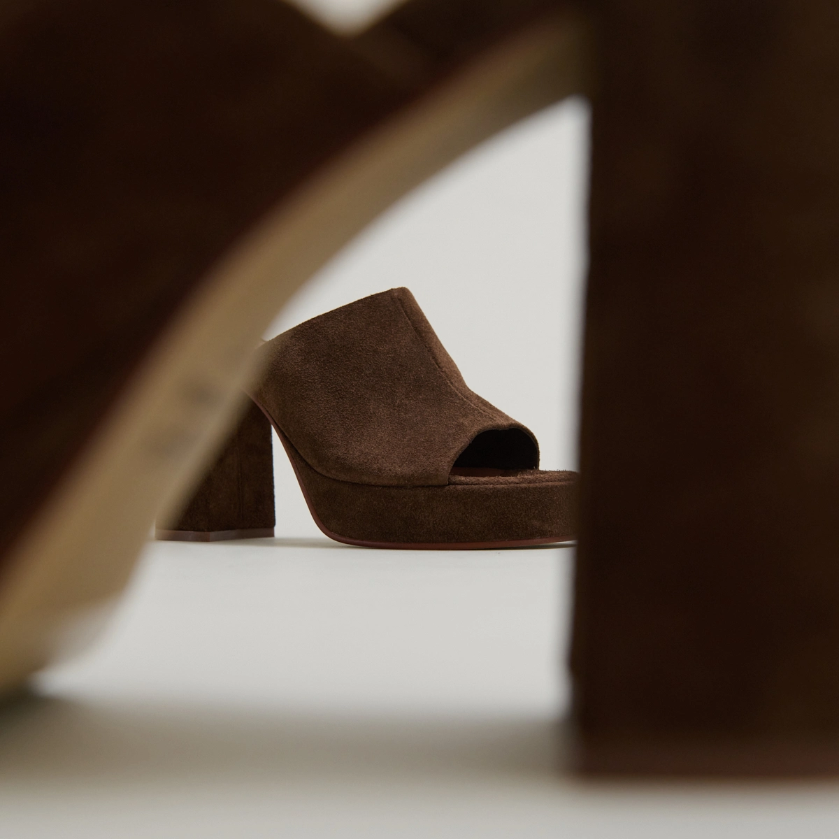 Heeled mules with platforms in brown suede | DELLE