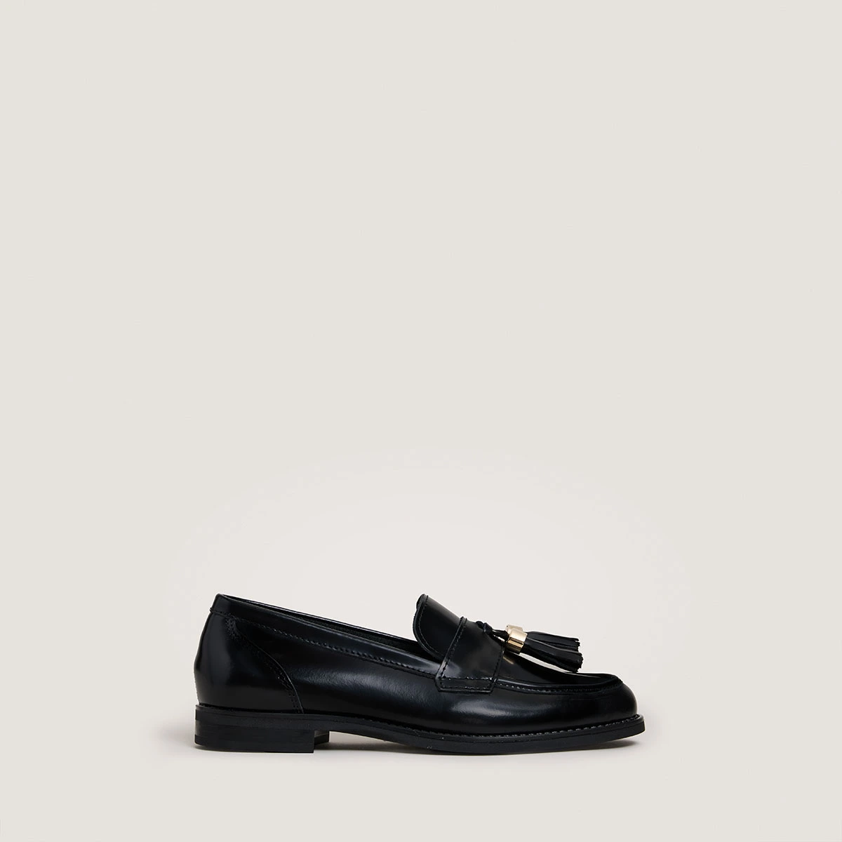 Tassel Loafers in shiny black leather | NELLOU