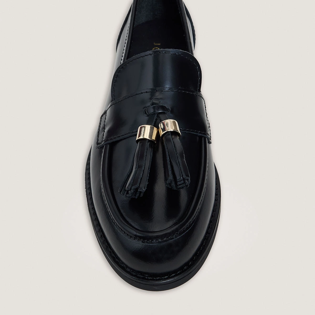 Tassel Loafers in shiny black leather | NELLOU