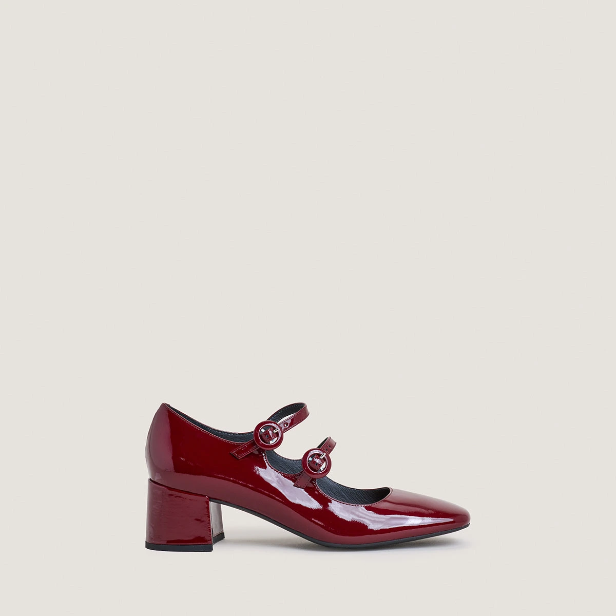 Mary Janes with double straps and rounded toe in burgundy patent leather | DELOU