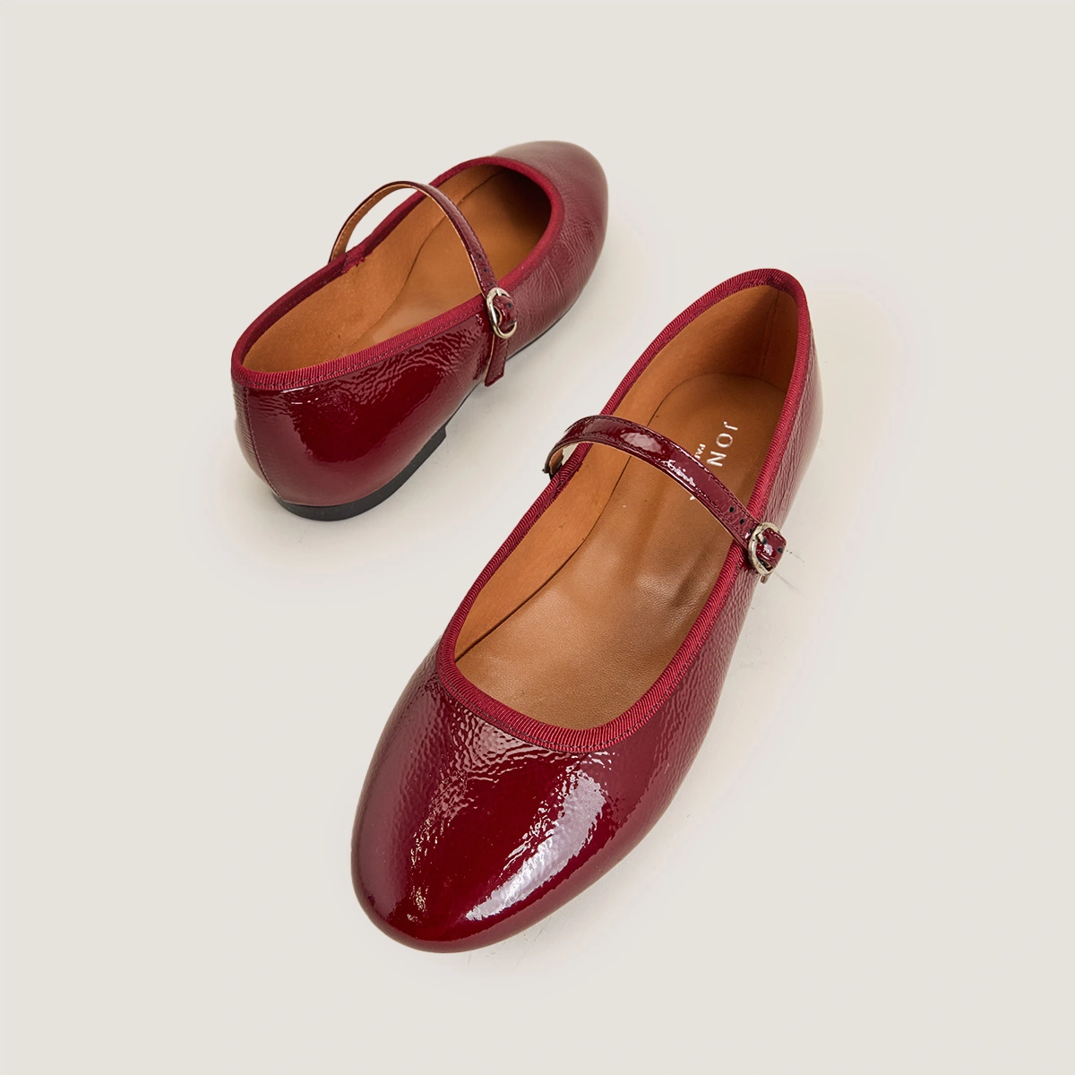 Ballet flats with straps in pleated marroon patent leather | DOUCEUR