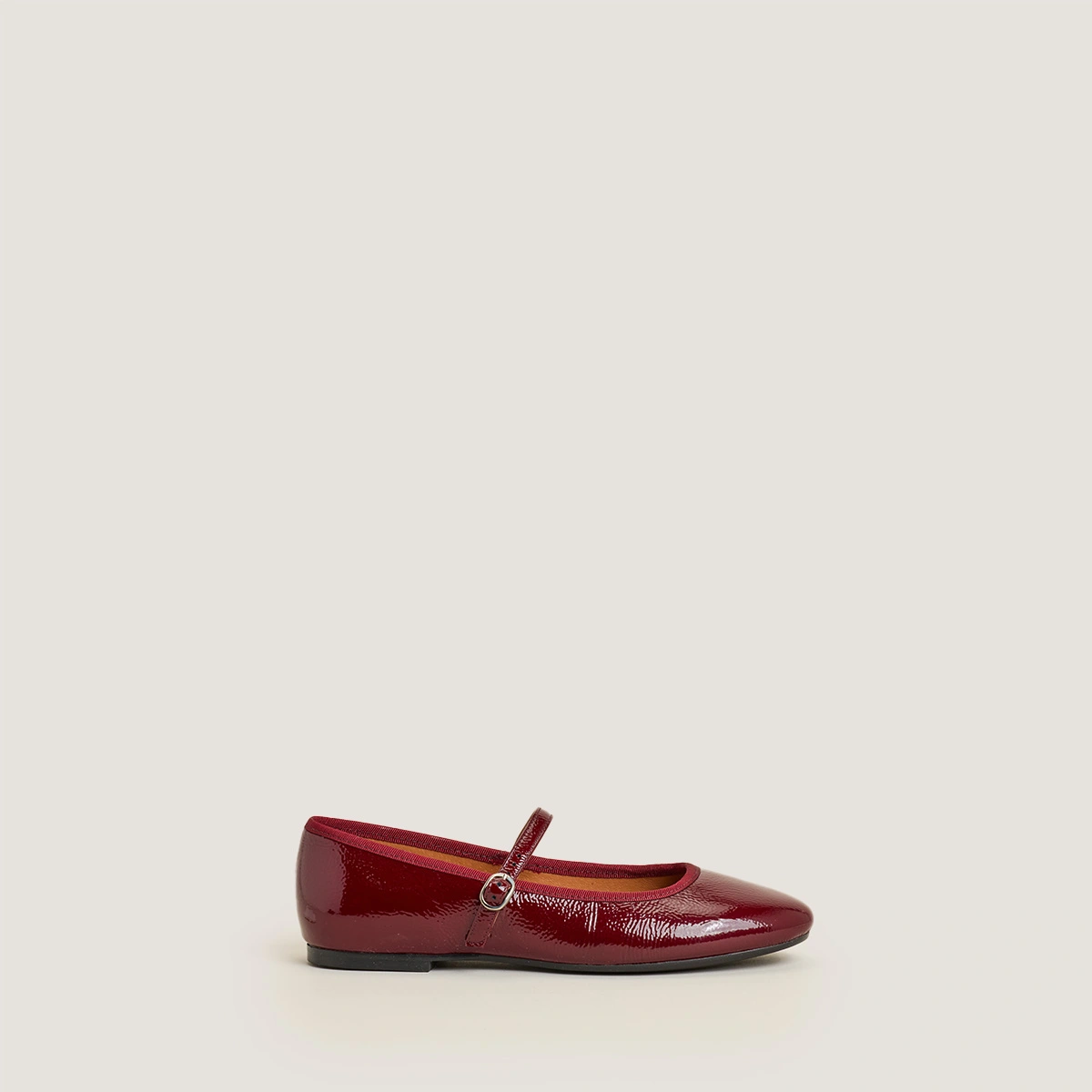 Ballet flats with straps in pleated marroon patent leather | DOUCEUR