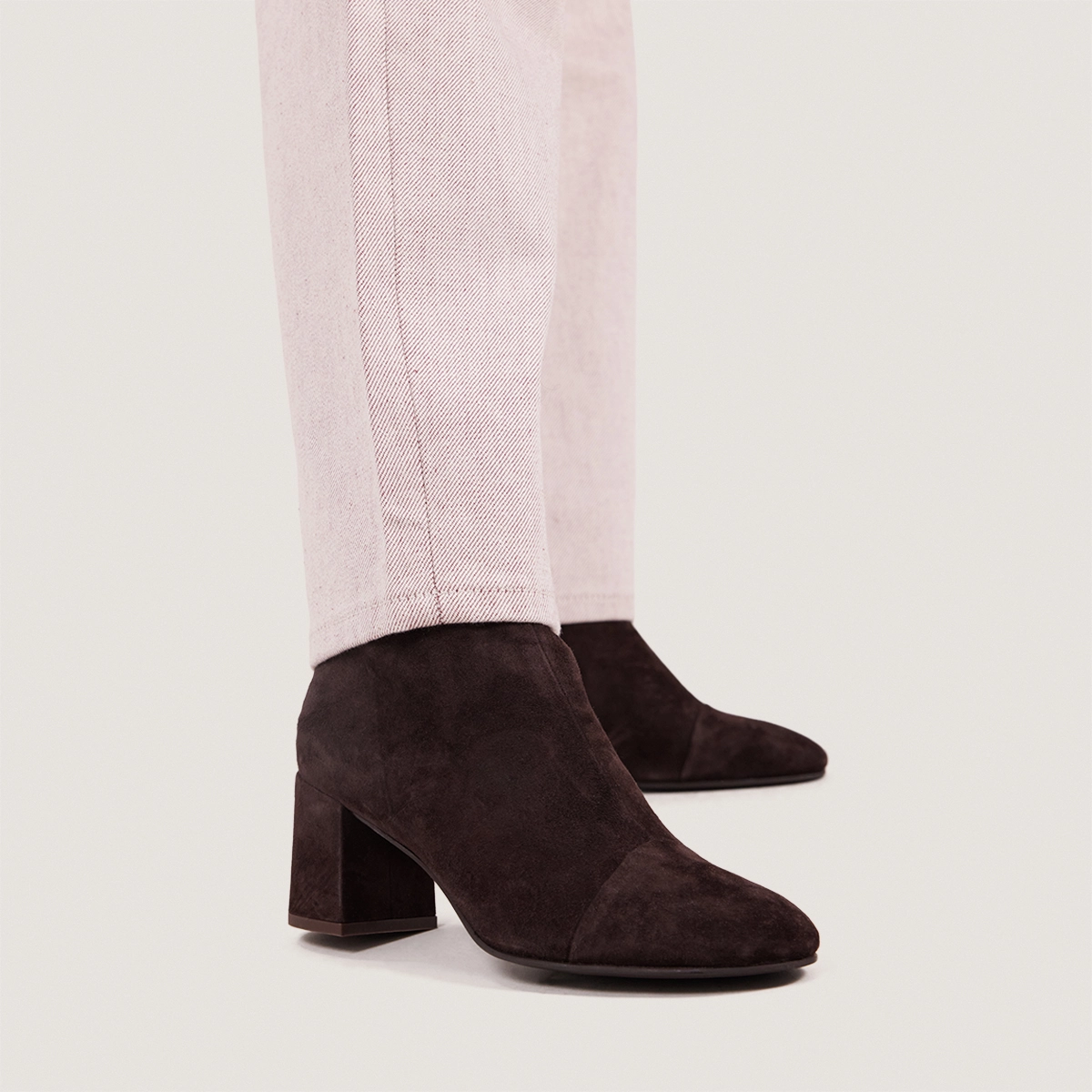 Heeled ankle boots in dark brown velvet | DONIAMA