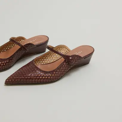 Pointed toe wedge mules in brown shiny leather | decade