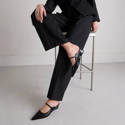 Pointed-toe wedge mules in black shiny leather | decade