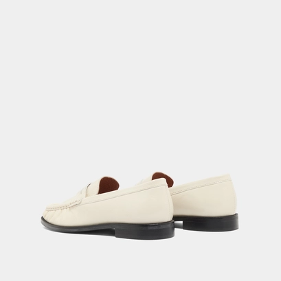 Round-toed and gathered loafers in unbleached shiny leather | delice