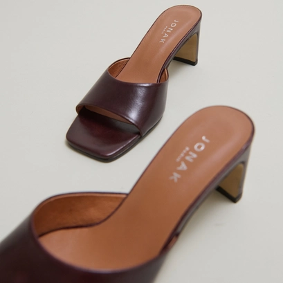 Heeled mules in dark brown leather | derive