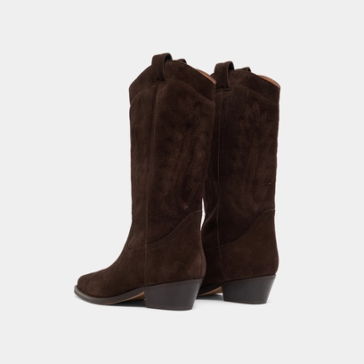 Pointed-toe boots with visible stitching in dark brown suede | delea