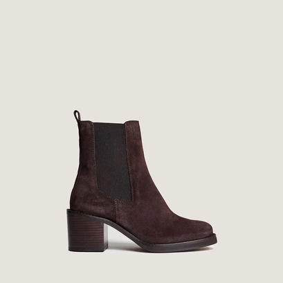 Ankle boots with heel in dark brown suede | beach
