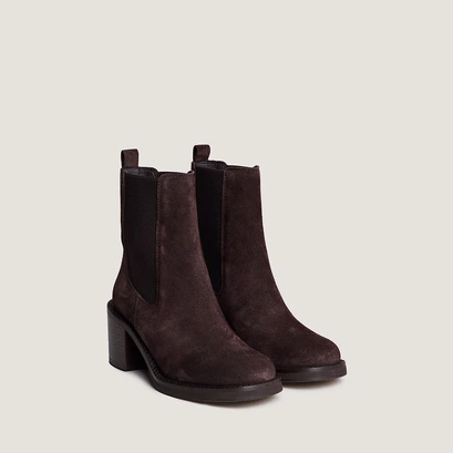 Ankle boots with heel in dark brown suede | beach