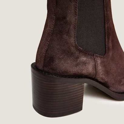 Ankle boots with heel in dark brown suede | beach
