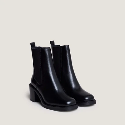 Ankle Boots with Heel in black leather | beach
