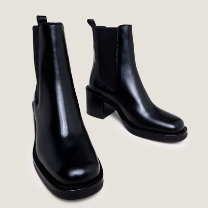 Ankle Boots with Heel in black leather | beach
