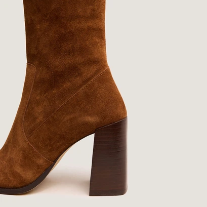 Heeled ankle boots with square toe in cognac suede | vidal