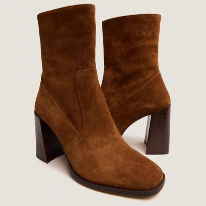 Heeled ankle boots with square toe in cognac suede | vidal
