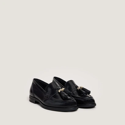 Tassel loafers in shiny black leather | nellou