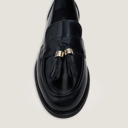 Tassel loafers in shiny black leather | nellou