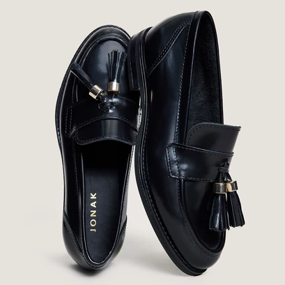 Tassel loafers in shiny black leather | nellou