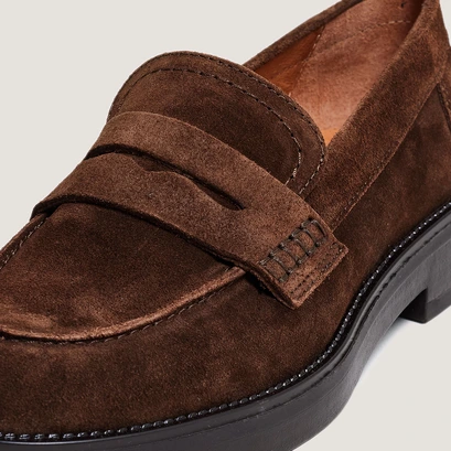 Loafers with round toe in brown suede | mirna