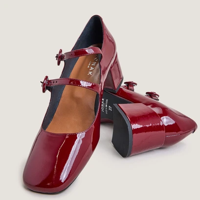 Mary janes with double straps and rounded toe in burgundy patent leather | delou