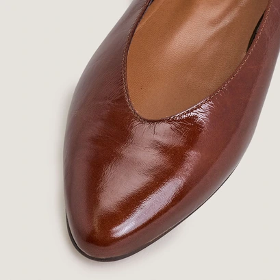 Ballet flats with pointed toe in shiny brown leather | dassus
