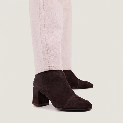 Heeled ankle boots in dark brown velvet | doniama