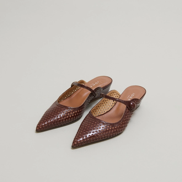 Pointed toe wedge mules in brown shiny leather | DECADE