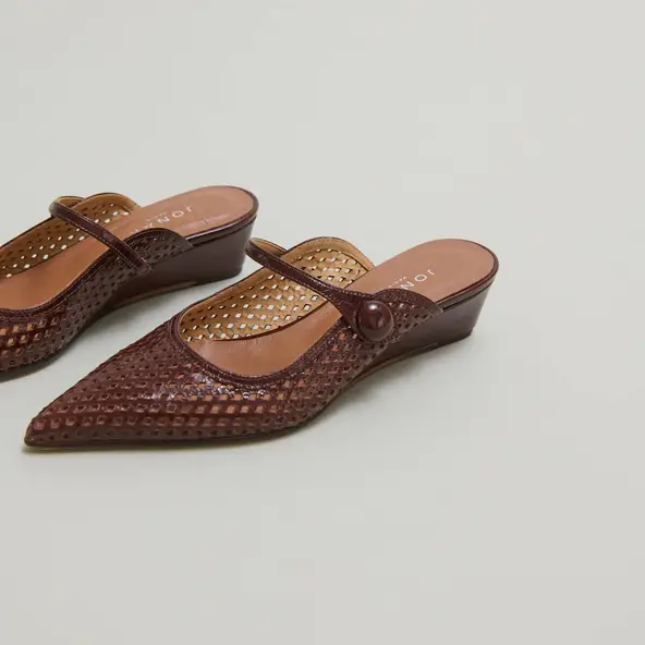 Pointed toe wedge mules in brown shiny leather | DECADE