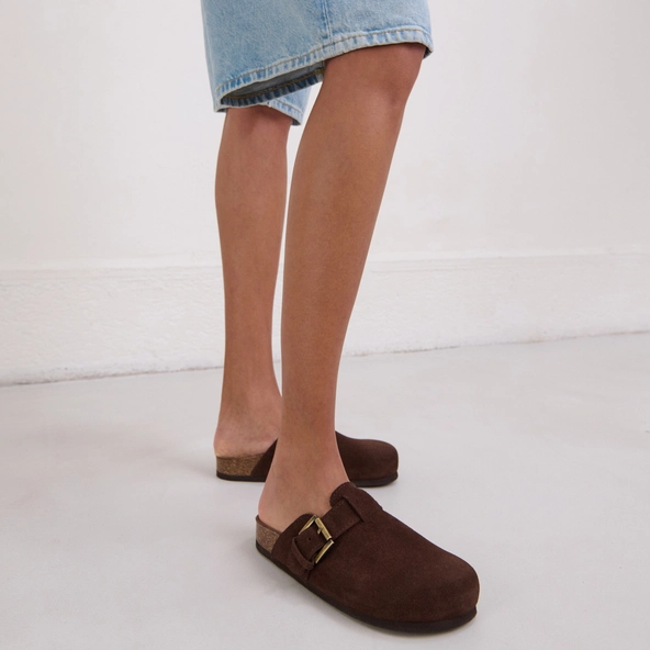 Mules with buckles in brown crust | MUNCH