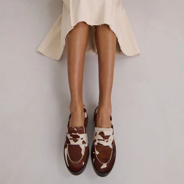 Round-toe loafers in brown cowhide | MIRNA