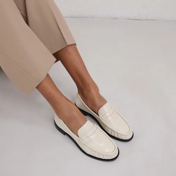 Round-toed and gathered loafers in unbleached shiny leather | DELICE