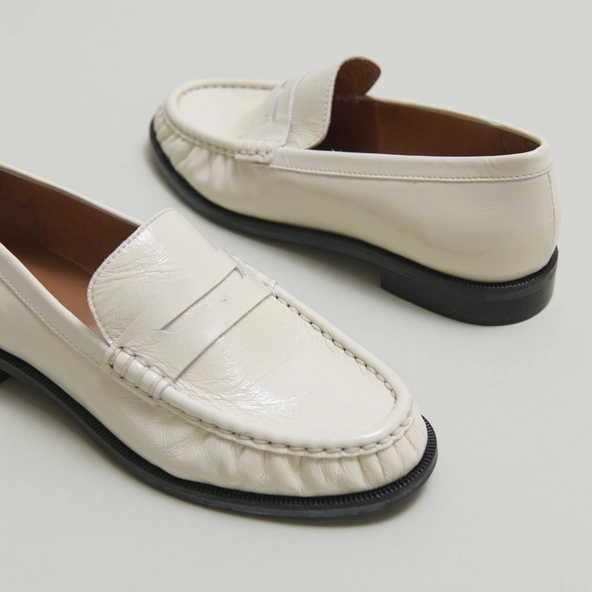 Round-toed and gathered loafers in unbleached shiny leather | DELICE