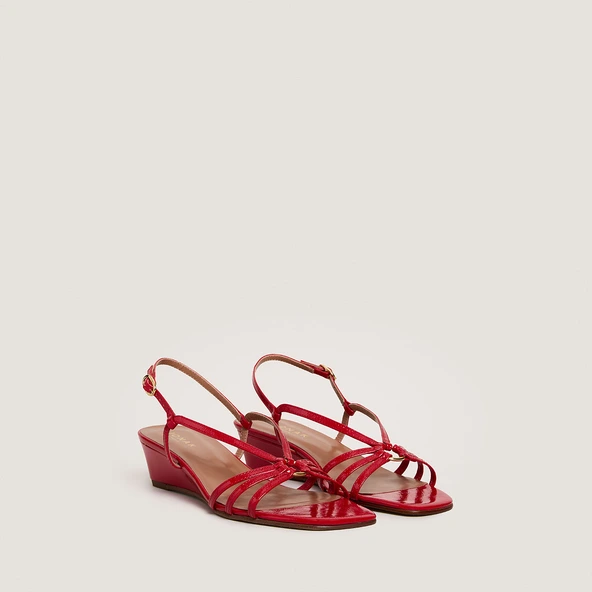 Wedge sandals in red pleated varnish | DESINVOLTE