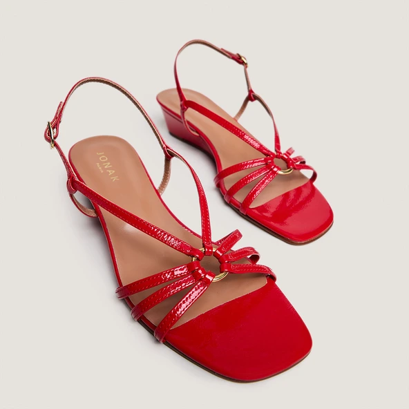 Wedge sandals in red pleated varnish | DESINVOLTE