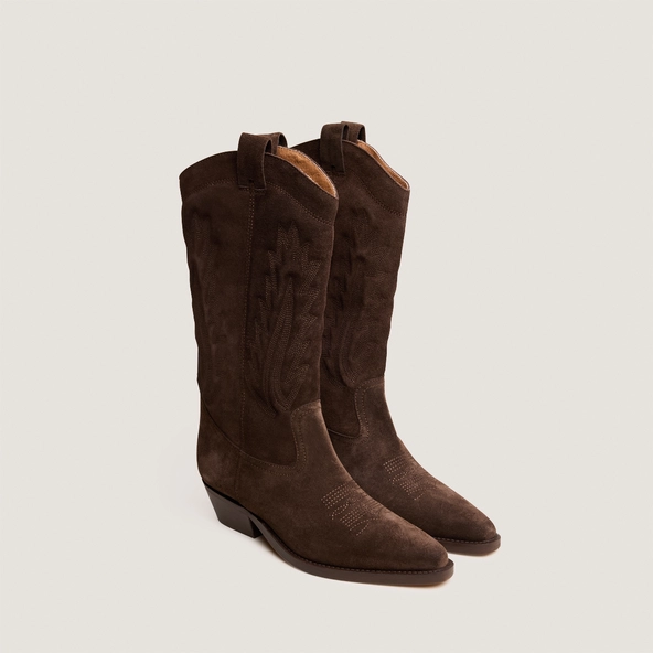 Pointed-toe boots with visible stitching in dark brown suede | DELEA