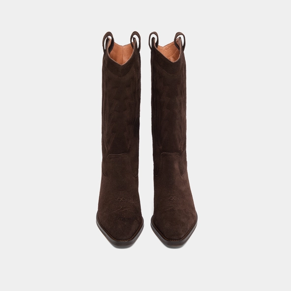 Pointed-toe boots with visible stitching in dark brown suede | DELEA
